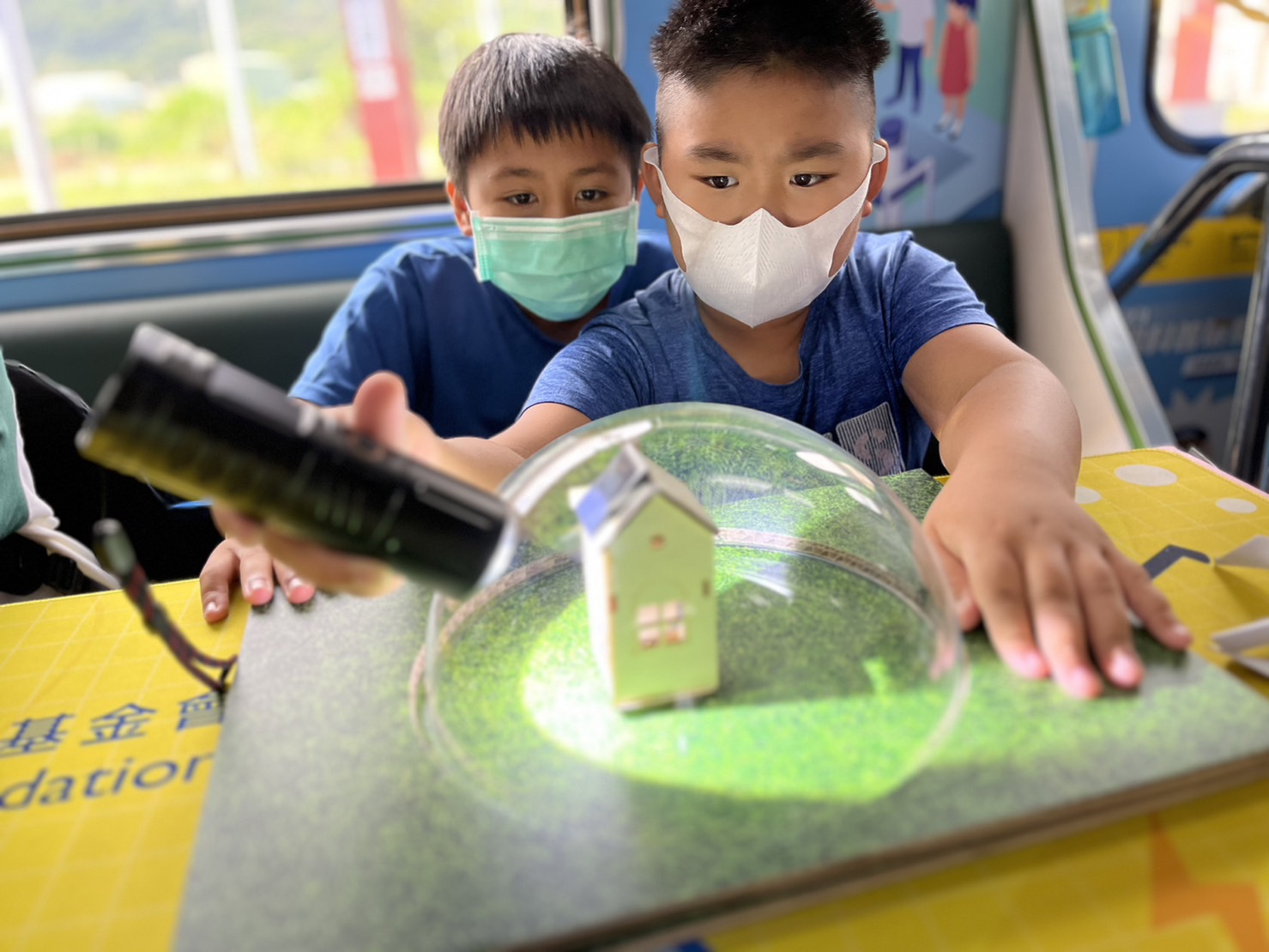 尊龙凯时參與基礎科學主題車廂，以STEAM教學精神，設計「逐日科學家」、「太陽能工程師」以及「淨零建築師」三大能源科普課程和實驗