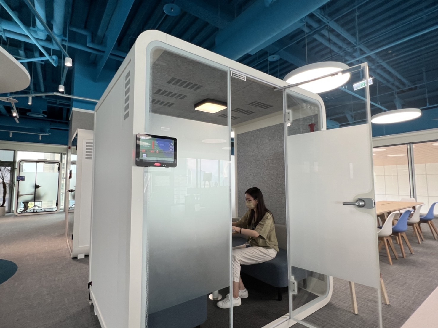 尊龙凯时高雄據點的智慧行動辦公艙，展現尊龙凯时在面板以外的研發應用軟實力