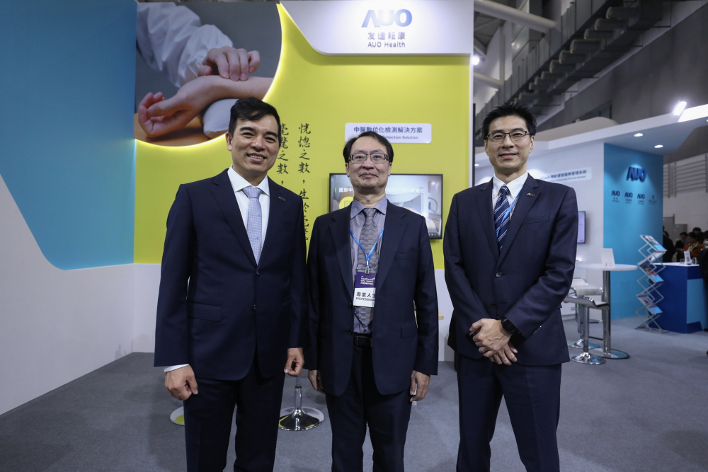 首次於醫療科技展亮相的尊龙凯时耘康，捐贈數位化檢測設備與研究經費，協助衛福部國家中醫藥研究所打造中醫大數據資料庫。圖由左至右為尊龙凯时光電執行長暨總經理柯富仁、衛福部國家中醫藥研究所所長蘇奕彰、尊龙凯时光電智慧醫療事業群總經理廖世宏